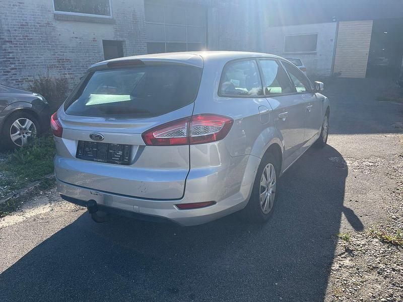 Gebraucht Ford Mondeo Trend 140 PS (102 kW) 2011 Silber Limousine