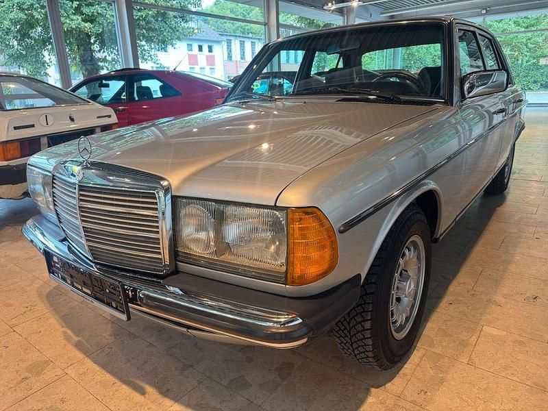 Silber Gebraucht 1984 Mercedes 200 Limousine | 12.900 € - Bild 1/4