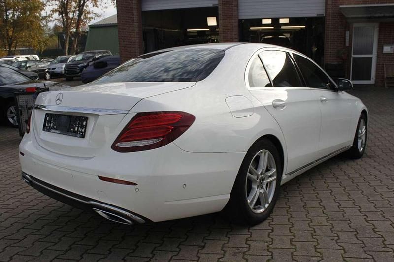 Gebraucht Mercedes E220 194 PS (142 kW) 2017 Weiß Limousine