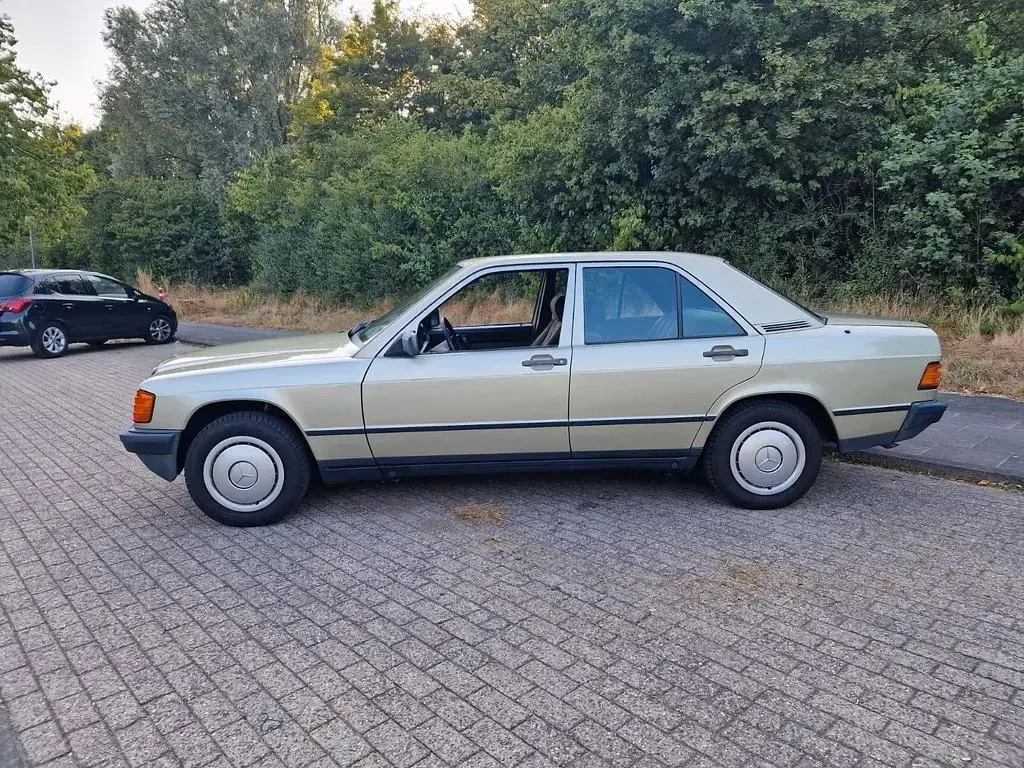 Gebraucht Mercedes 190 72 PS (52 kW) 1984 Grün Limousine