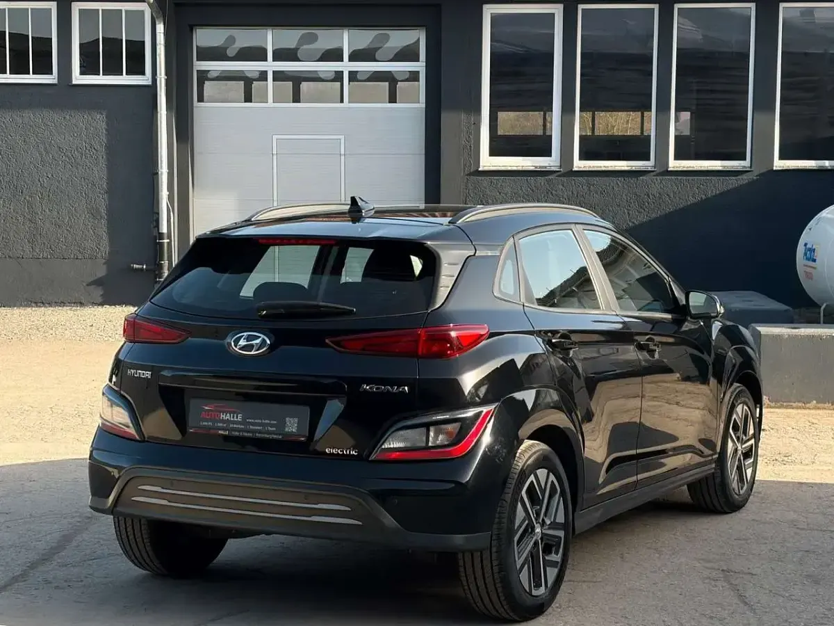 Gebraucht Hyundai Kona Select 100 kW (136 PS) 2022 Schwarz SUV
