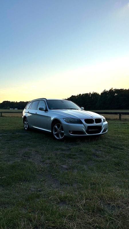 Silber Gebraucht 2011 BMW 318 Kombi | 5.190 € (Guter Preis) - Bild 1/4