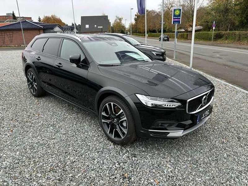Gebraucht Volvo V90 CC Plus 197 PS (144 kW) 2024 Onyx black / metallic Kombi