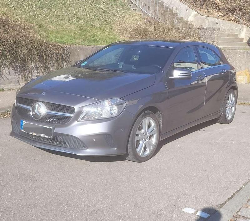 Gebraucht Mercedes A180 122 PS (89 kW) 2016 Grau Limousine