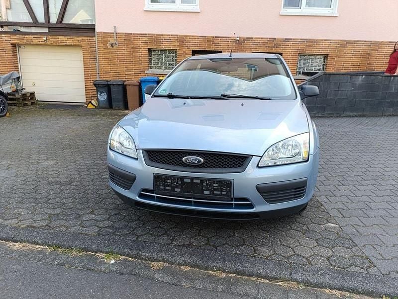 Blau Gebraucht 2006 Ford Focus Ghia Limousine | 1.400 € (Superpreis) - Bild 1/4