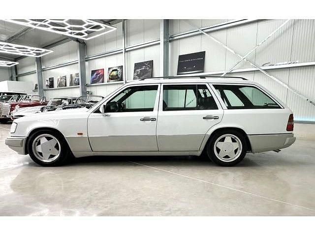 Second-hand Mercedes E300 275 CP (202 kW) 1991 Alb Break