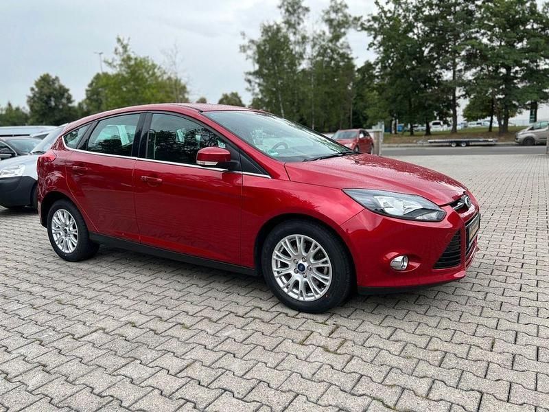 Rot Gebraucht 2011 Ford Focus Limousine | 5.950 € (Fairer Preis) - Bild 1/4