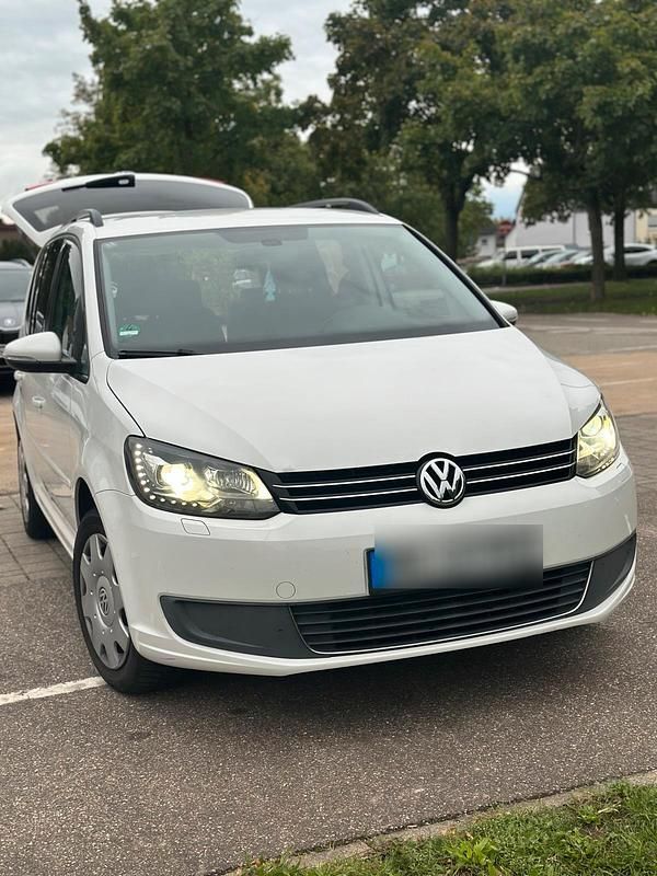 Weiß Gebraucht 2011 VW Touran Van / Kleinbus | 6.700 € (Fairer Preis) - Bild 1/4