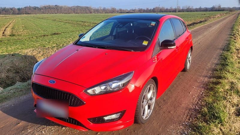 Rot Gebraucht 2016 Ford Focus ST-Line Limousine | 9.200 € (Fairer Preis) - Bild 1/4