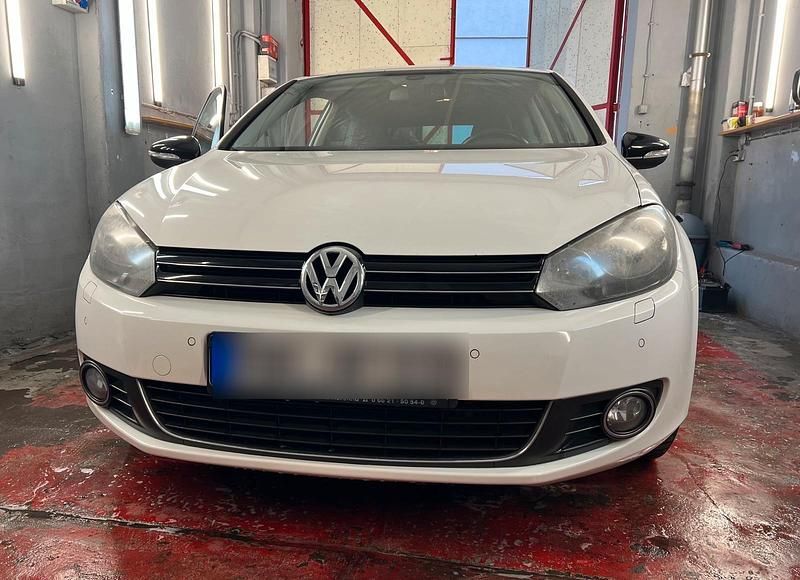Gebraucht VW Golf VI Style 122 PS (89 kW) 2011 Weiß Kleinwagen