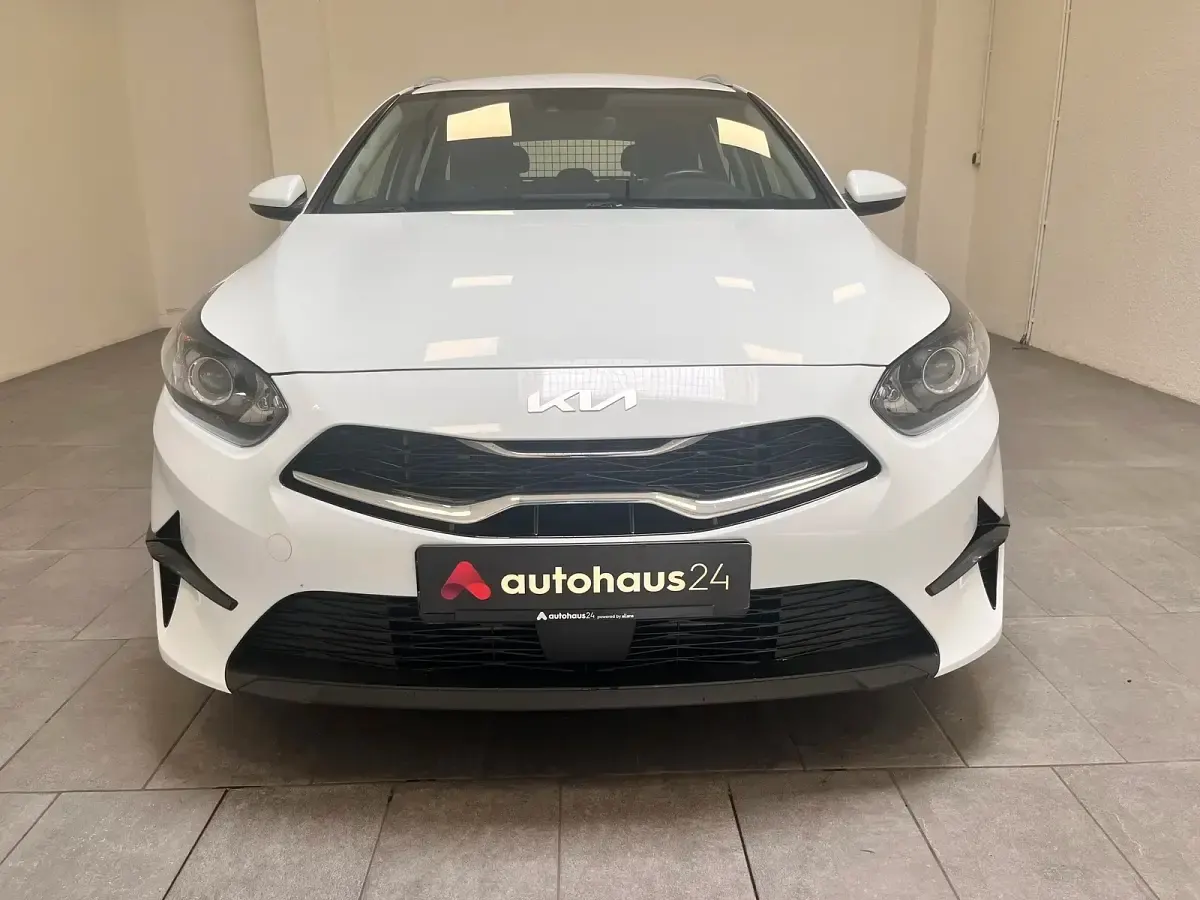 Gebraucht Kia Ceed Vision 136 PS (100 kW) 2023 Weiß Kleinwagen