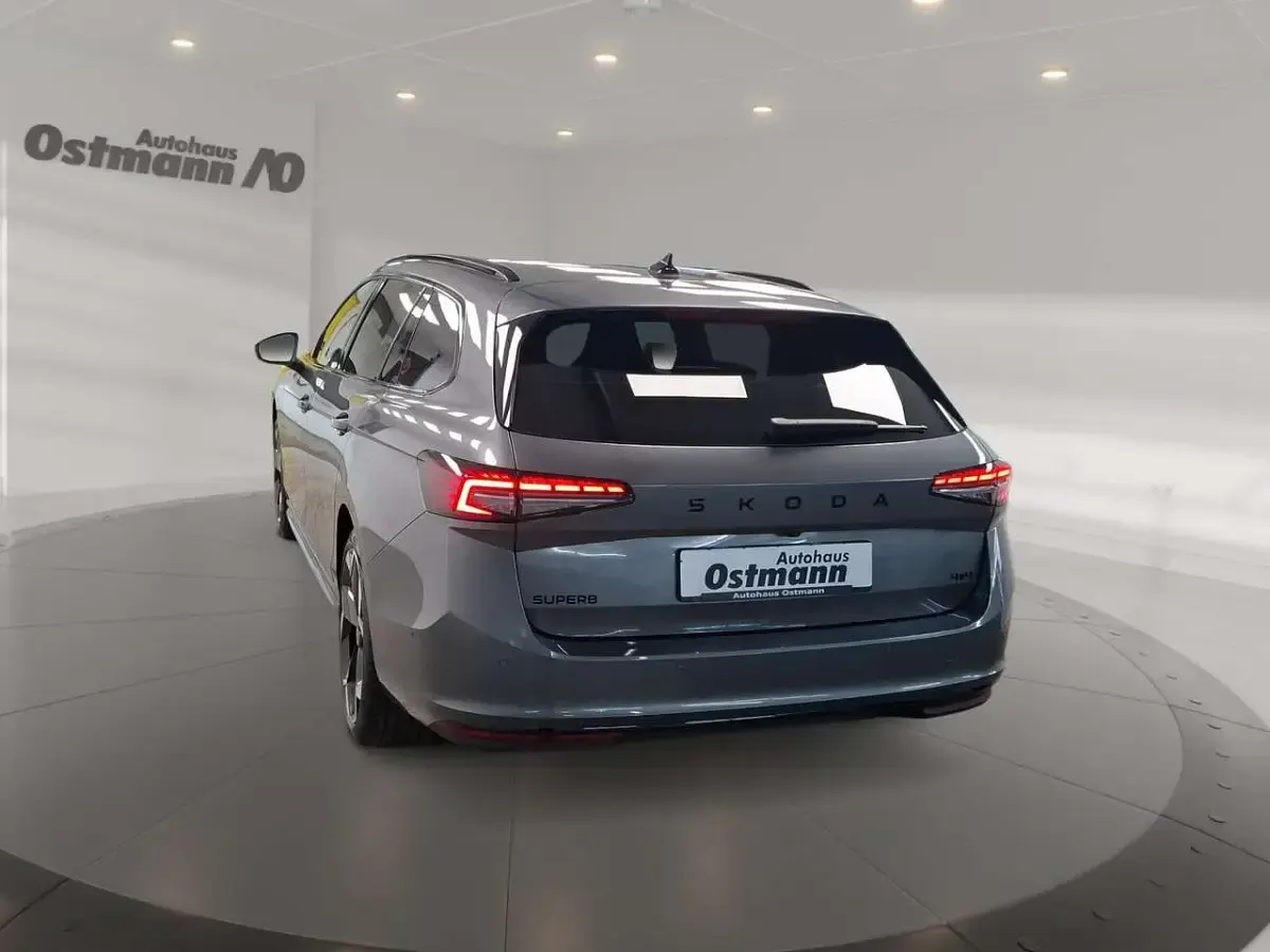 Neu Skoda Superb SportLine 193 PS (141 kW) 2026 Grau Kombi