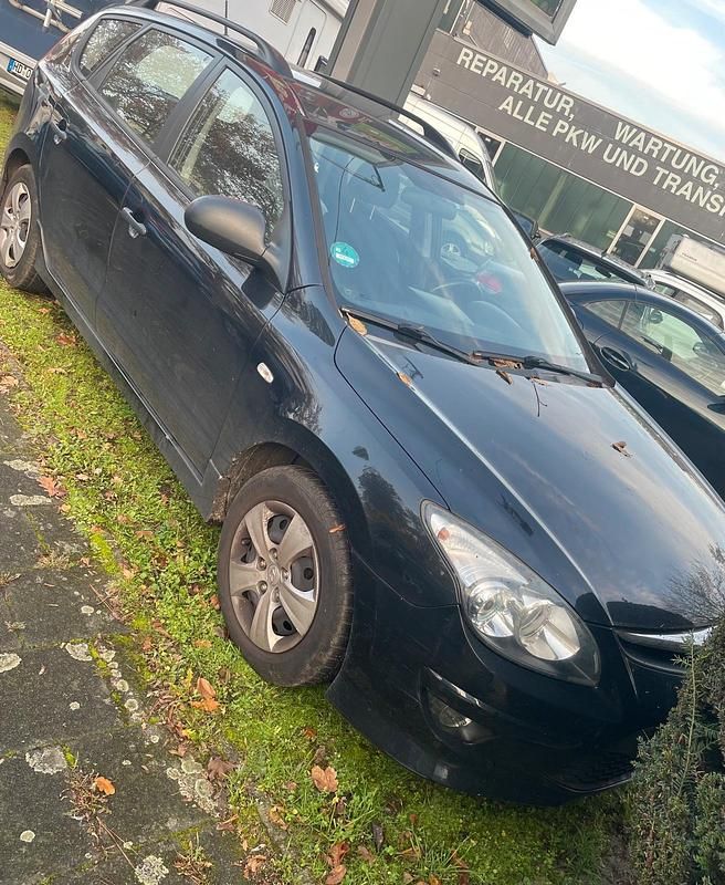 Schwarz Gebraucht 2011 Hyundai i30 Kombi | 4.500 € (Fairer Preis) - Bild 1/4