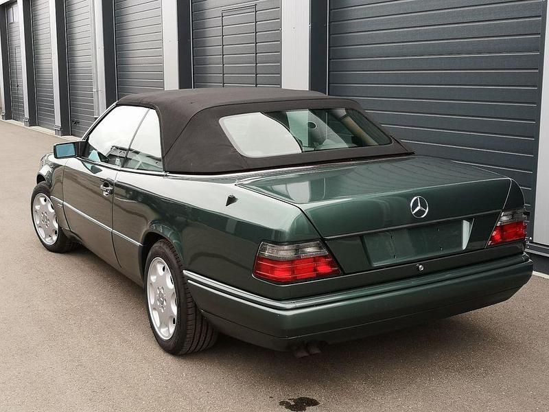 Grün Gebraucht 1993 Mercedes E320 Cabrio | 24.500 € - Bild 1/4