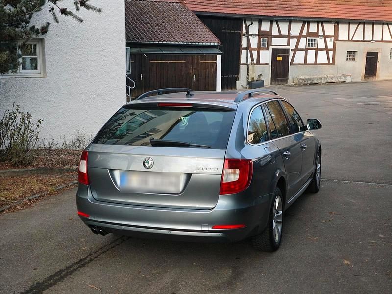 Gebraucht Skoda Superb 140 PS (102 kW) 2012 Grau Kombi