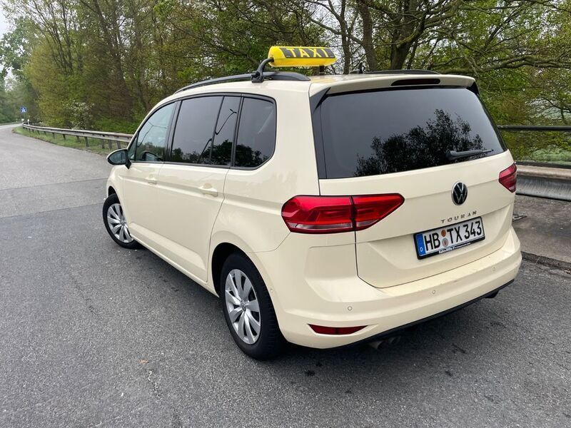 Weiß Gebraucht 2023 VW Touran Move Van / Kleinbus | 18.490 € - Bild 1/4