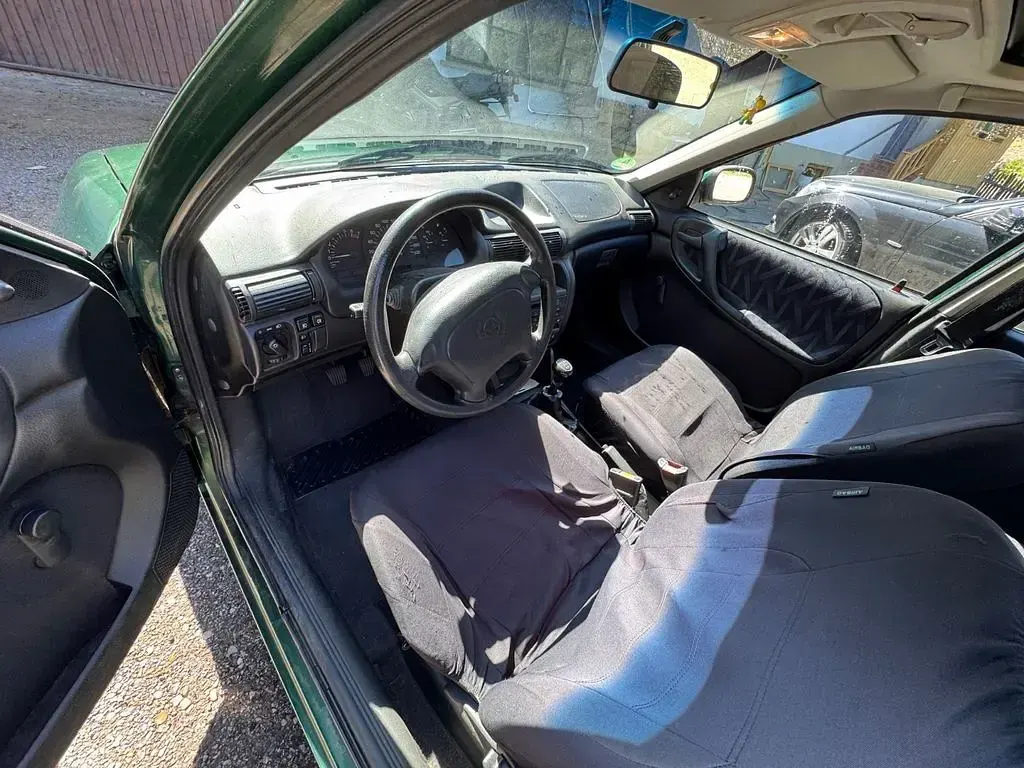 Używany Opel Astra 71 KM (52 kW) 1995 Zielony Sedan/Limuzyna