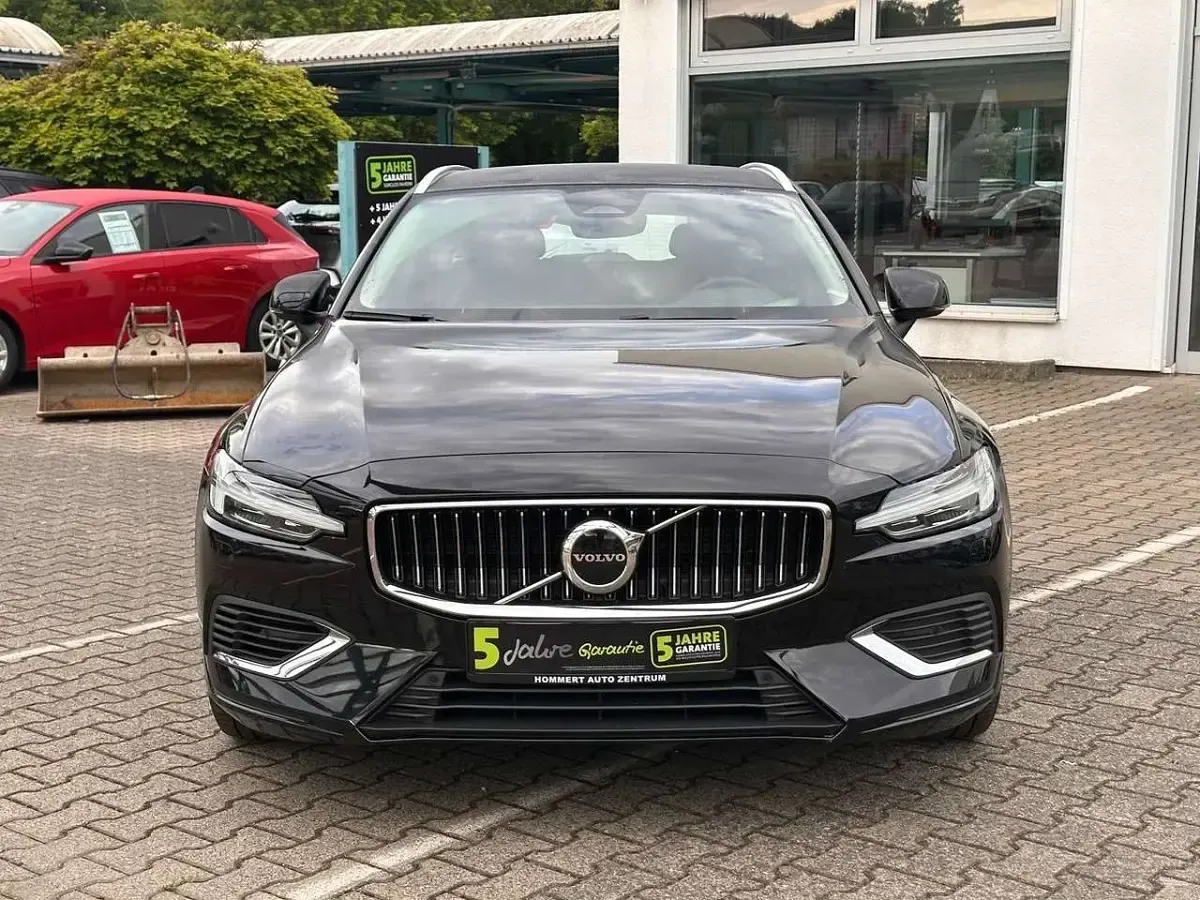 Gebraucht Volvo V60 Plus 455 PS (334 kW) 2023 Onyx black (metallic) Kombi