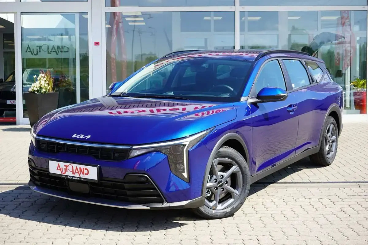 Neu Kia Ceed Sportswagon 150 PS (110 kW) 2026 Azurblaumet. Kombi