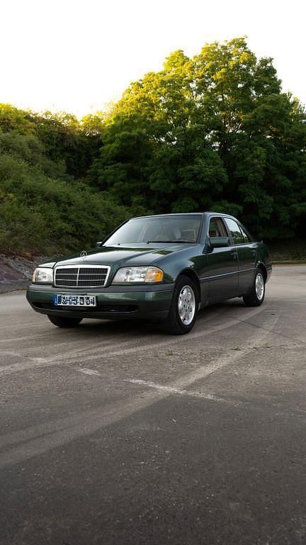 Gebraucht Mercedes 220 150 PS (110 kW) 1995 Grün Limousine