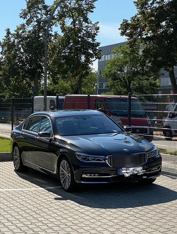 Andere farben Gebraucht 2015 BMW 750L Limousine | 26.000 € (Etwas zu teuer) - Bild 1/4