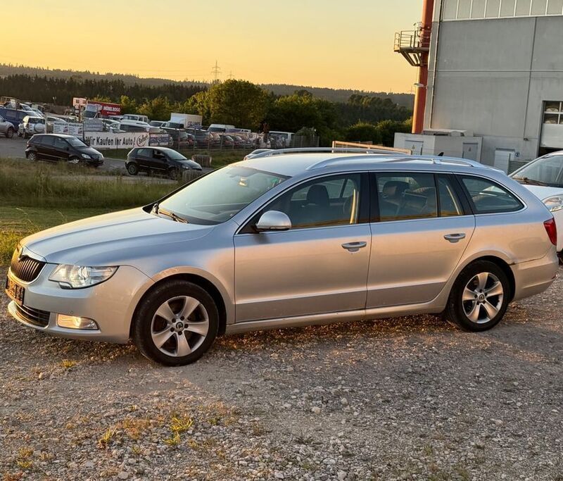 Silber Gebraucht 2010 Skoda Superb Kombi | 2.900 € (Superpreis) - Bild 1/4