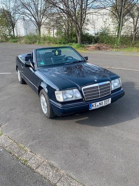 Blau Gebraucht 1995 Mercedes E200 Cabrio | 19.500 € - Bild 1/4