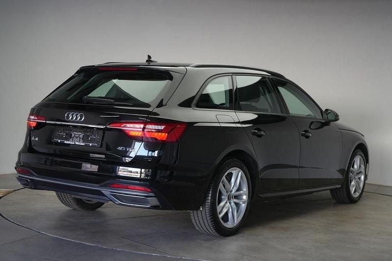 Second-hand Audi A4 Advanced 204 CP (150 kW) 2022 Negru Berlinǎ