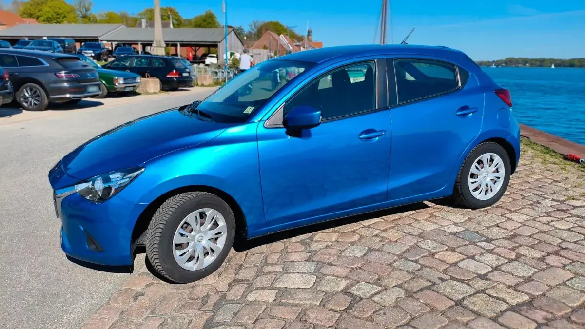 Używany Mazda 2 Center-Line 90 KM (66 kW) 2016 Niebieski Hatchback