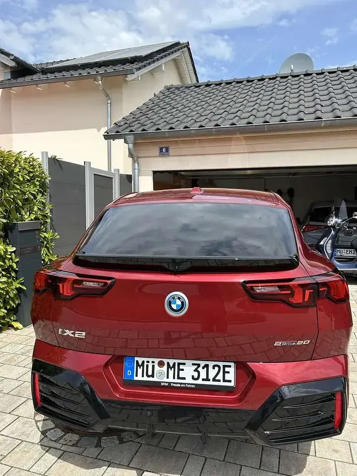 Gebraucht BMW iX2 M Sport 150 kW (204 PS) 2025 Rot SUV
