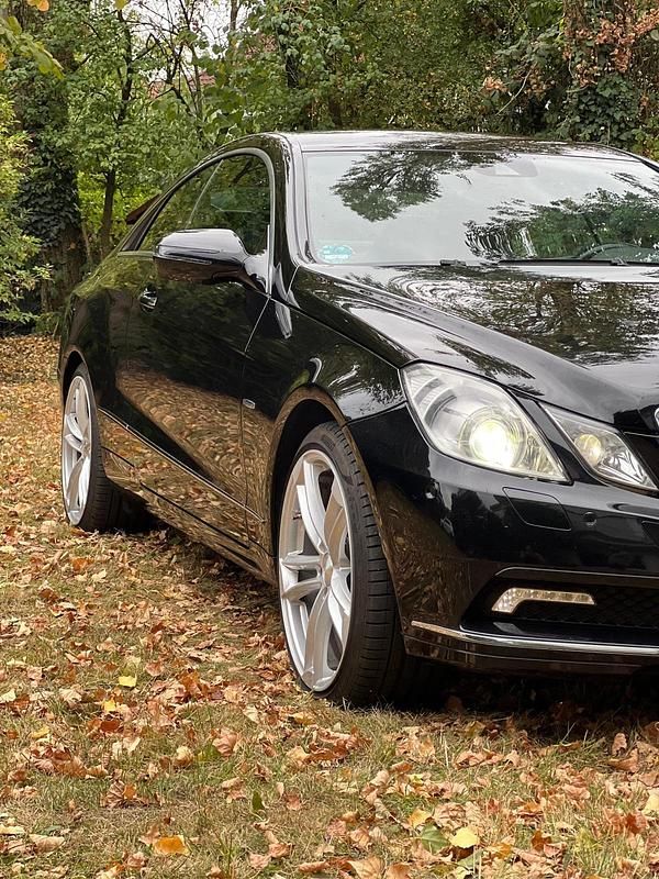 Schwarz Gebraucht 2010 Mercedes E350 Coupé | 9.990 € (Guter Preis) - Bild 1/4