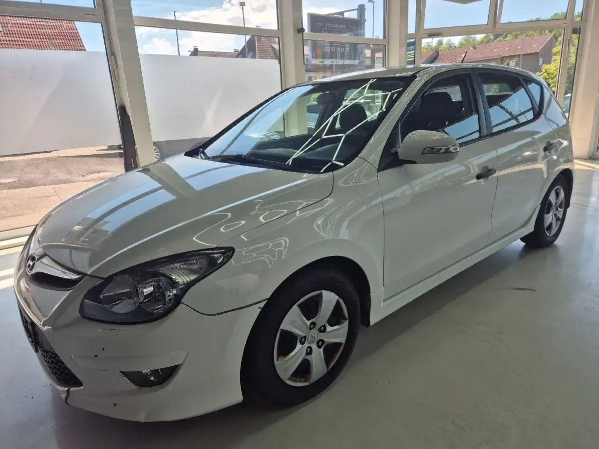 Gebraucht Hyundai i30 Edition 109 PS (80 kW) 2012 Weiß Kleinwagen