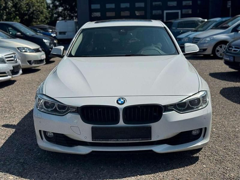 Weiß Gebraucht 2014 BMW 325 Sport Line Limousine | 11.400 € (Fairer Preis) - Bild 1/4