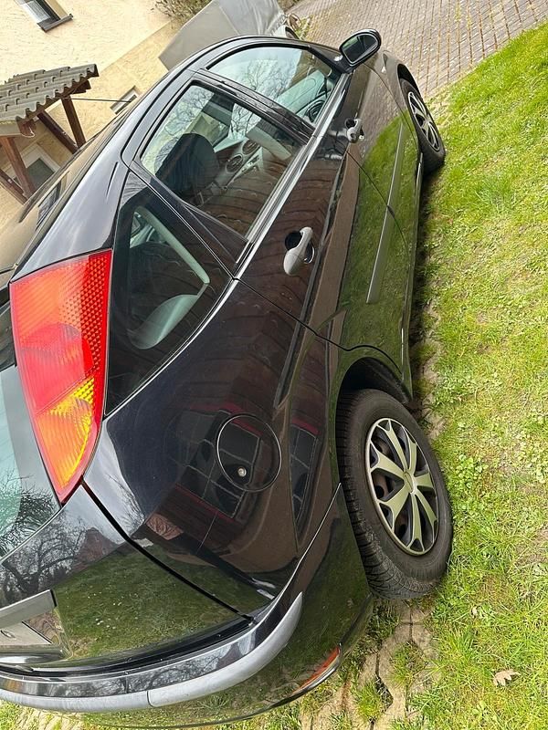 Gebraucht Ford Focus 100 PS (73 kW) 2003 Schwarz Kleinwagen