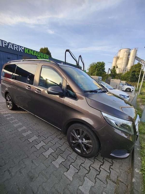 Braun Gebraucht 2017 Mercedes V220 Edition Van / Kleinbus | 29.750 € (Etwas zu teuer) - Bild 1/4