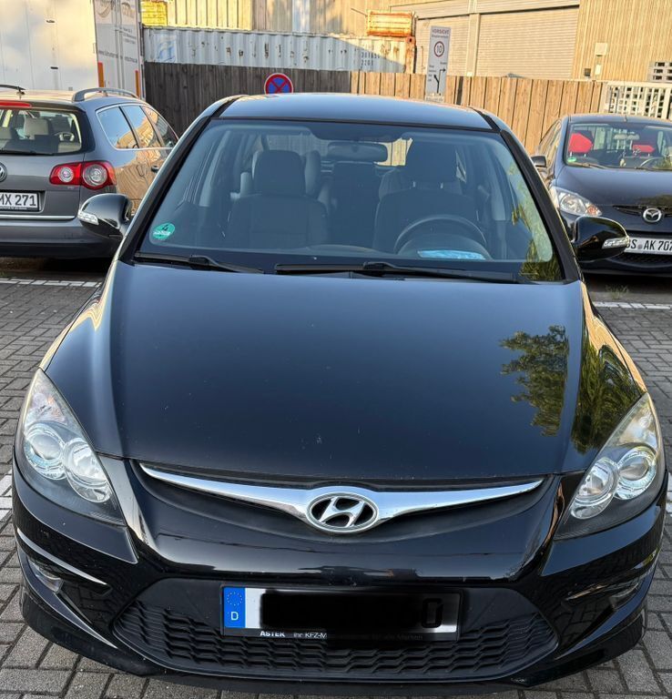 Schwarz Gebraucht 2011 Hyundai i30 Classic Limousine | 4.200 € (Fairer Preis) - Bild 1/4