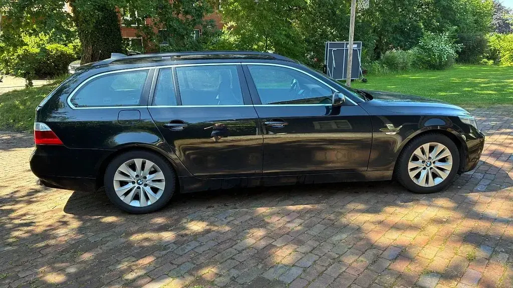 Gebraucht BMW 523 177 PS (130 kW) 2006 Schwarz Kombi