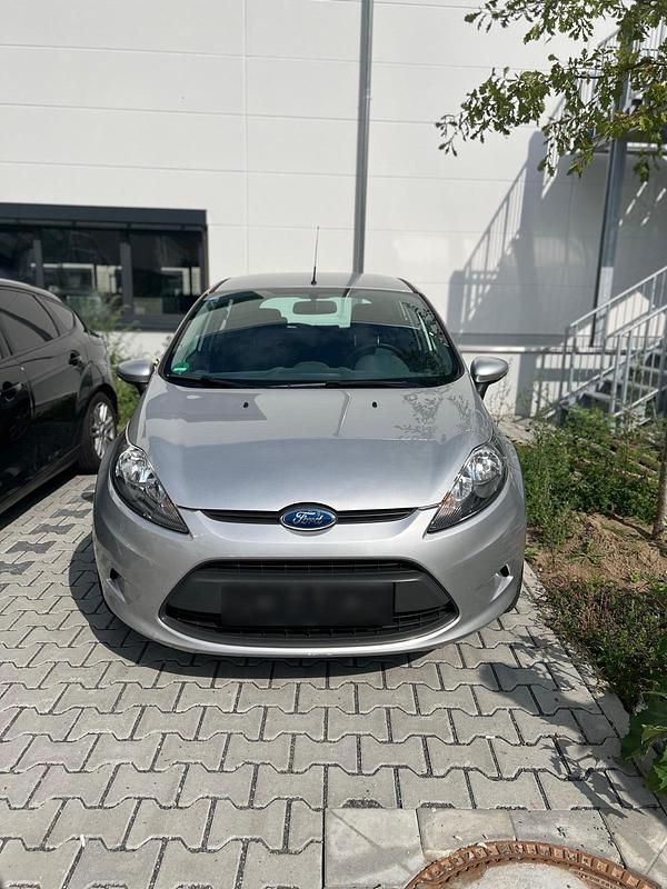 Gebraucht Ford Fiesta Trend 82 PS (60 kW) 2009 Silber Kleinwagen