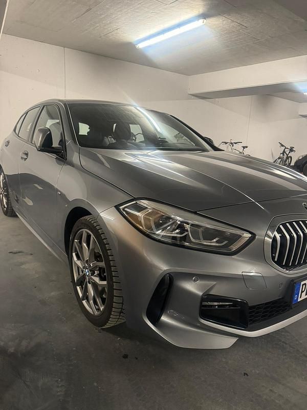 Grau Gebraucht 2022 BMW 120 M Sport Kleinwagen | 29.000 € (Etwas zu teuer) - Bild 1/4