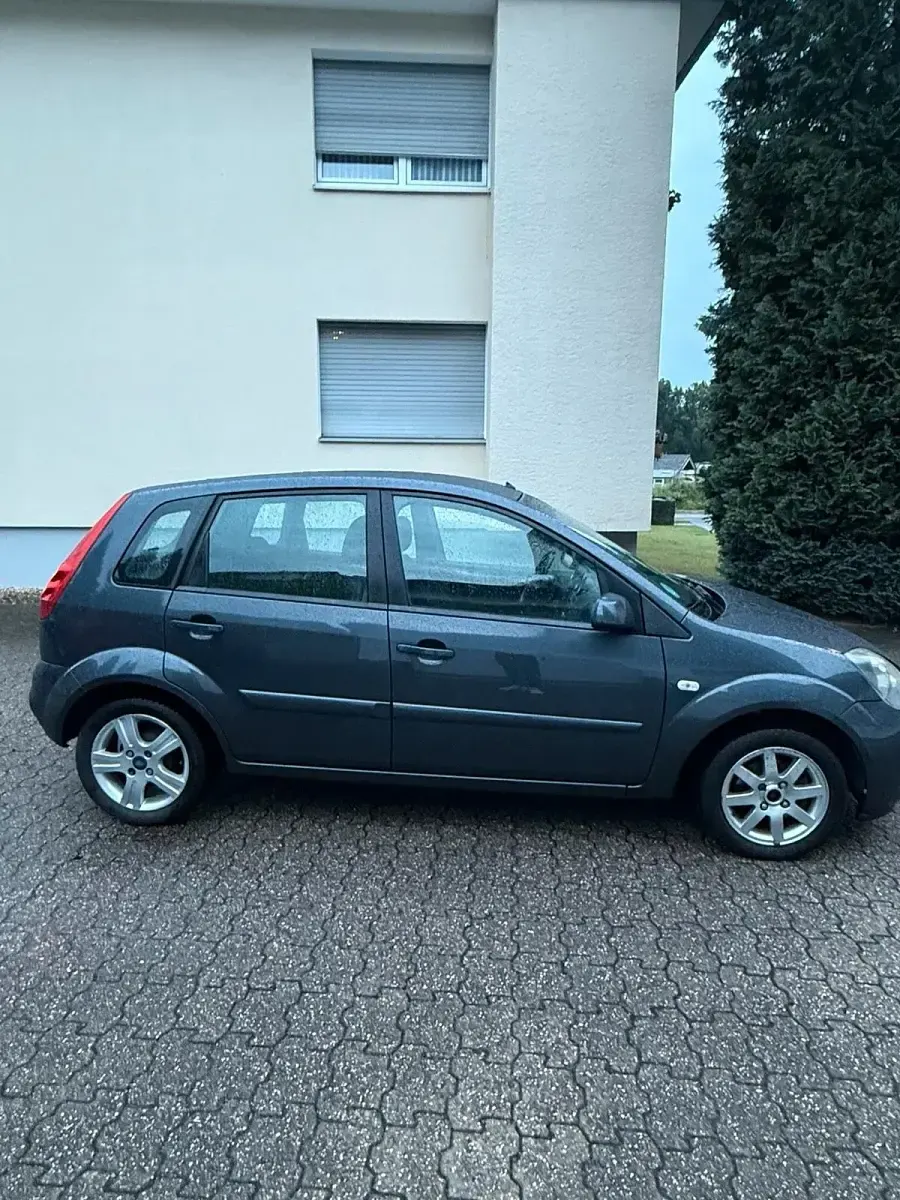 Gebraucht Ford Fiesta 69 PS (50 kW) 2007 Grau Kleinwagen
