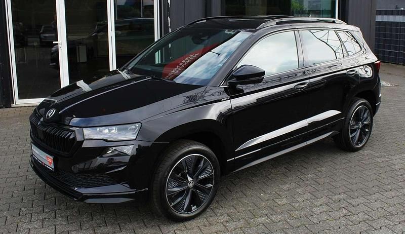 Schwarz Neu 2025 Skoda Karoq SportLine SUV | 36.490 € (Fairer Preis) - Bild 1/4