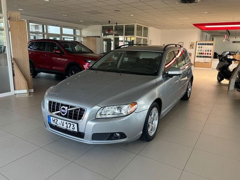 Silber Gebraucht 2009 Volvo V70 Momentum Kombi | 8.890 € (Teuer) - Bild 1/4