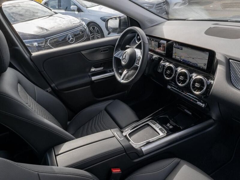 Gebraucht Mercedes GLA180 Progressive 116 PS (85 kW) 2023 Metalliclack mountaingrau SUV