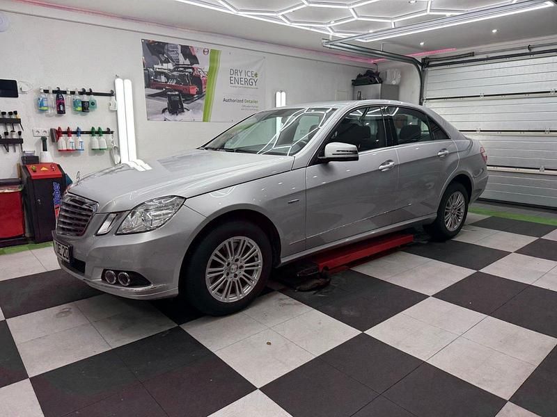 Silber Gebraucht 2009 Mercedes E250 Elegance Limousine | 16.999 € (Etwas zu teuer) - Bild 1/4