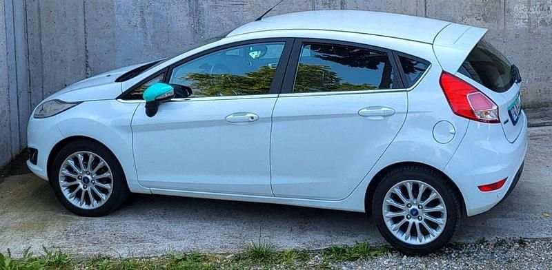 Weiß Gebraucht 2014 Ford Fiesta Individual Kleinwagen | 5.790 € (Guter Preis) - Bild 1/4