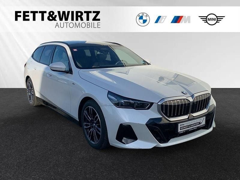 Mineralweiß metallic Gebraucht 2024 BMW 540 M Sport Kombi | 63.900 € - Bild 1/3