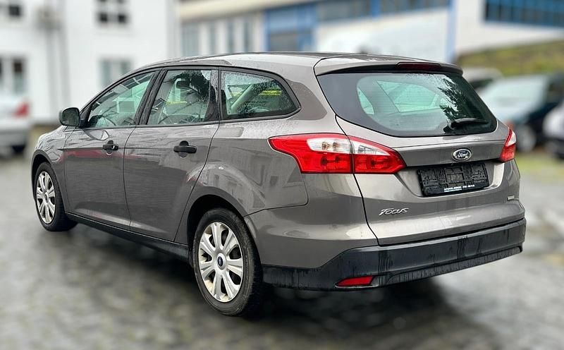 Gebraucht Ford Focus Ambiente 101 PS (74 kW) 2013 Grau Kombi