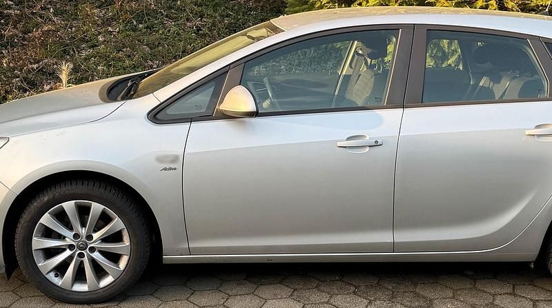 Gebraucht Opel Astra Active 87 PS (63 kW) 2013 Silber Limousine