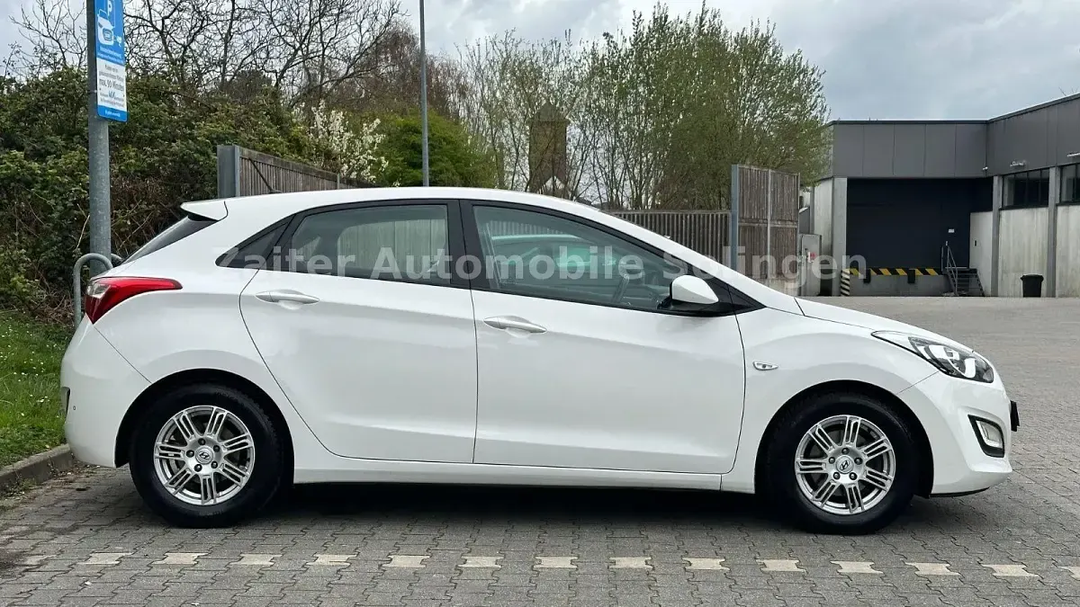 Gebraucht Hyundai i30 Edition 110 PS (80 kW) 2013 Weiß Limousine