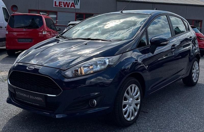 Blau Gebraucht 2017 Ford Fiesta Celebration Kleinwagen | 7.490 € (Guter Preis) - Bild 1/4